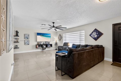 Villa ou maison à vendre à Tamarac, Floride: 4 chambres, 214.05 m2 № 2027234 - photo 4