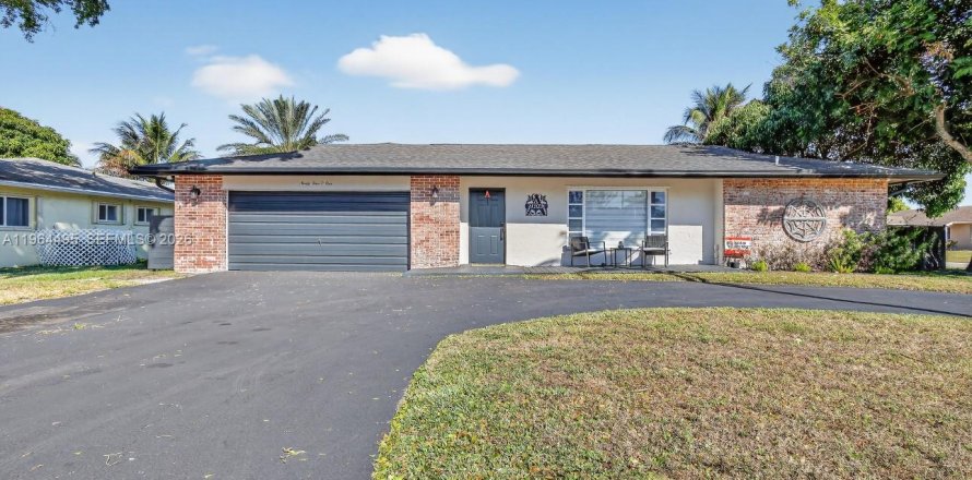 Villa ou maison à Tamarac, Floride 4 chambres, 214.05 m2 № 2027234