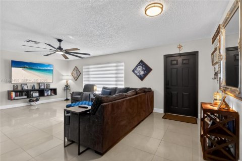 Villa ou maison à vendre à Tamarac, Floride: 4 chambres, 214.05 m2 № 2027234 - photo 5