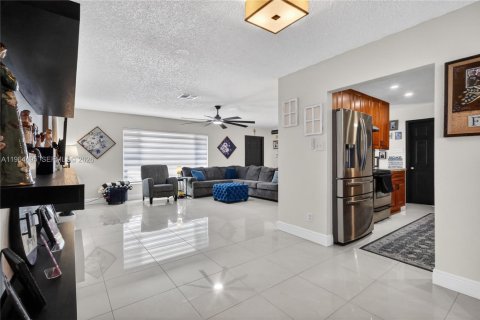 Villa ou maison à vendre à Tamarac, Floride: 4 chambres, 214.05 m2 № 2027234 - photo 12