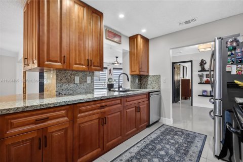 Villa ou maison à vendre à Tamarac, Floride: 4 chambres, 214.05 m2 № 2027234 - photo 10