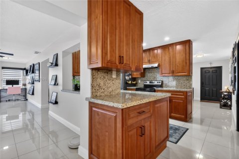 Villa ou maison à vendre à Tamarac, Floride: 4 chambres, 214.05 m2 № 2027234 - photo 9