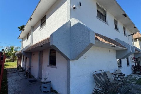 Купить коммерческую недвижимость в Форт-Лодердейл, Флорида 237.27м2, № 1973705 - фото 2