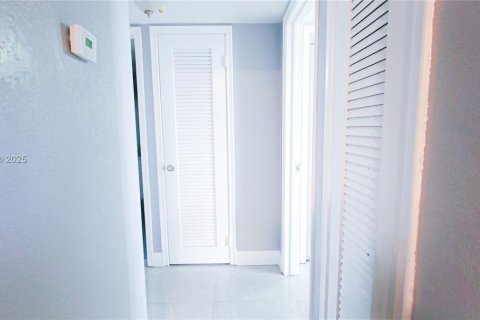 Condo in Lauderhill, Florida, 2 bedrooms № 2016112 - photo 11