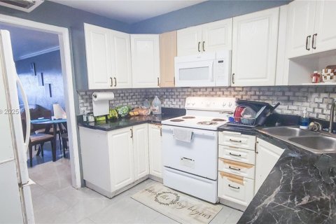 Condo in Lauderhill, Florida, 2 bedrooms № 2016112 - photo 7