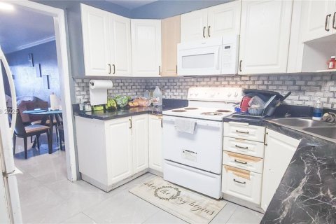 Condo in Lauderhill, Florida, 2 bedrooms № 2016112 - photo 6