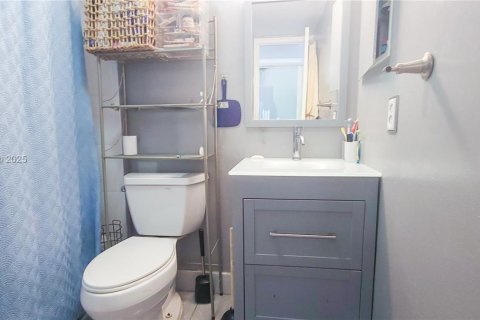 Condo in Lauderhill, Florida, 2 bedrooms № 2016112 - photo 23