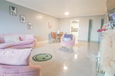 Condo in Lauderhill, Florida, 2 bedrooms № 2016112 - photo 10