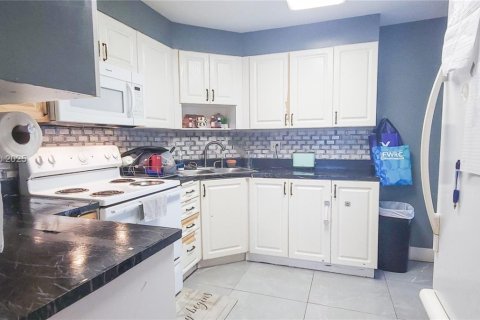 Condo in Lauderhill, Florida, 2 bedrooms № 2016112 - photo 5