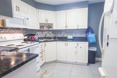 Condo in Lauderhill, Florida, 2 bedrooms № 2016112 - photo 4