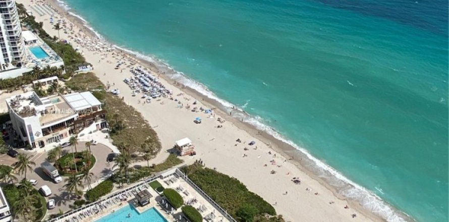 Кондоминиум с 1 спальней в Халландейл-Бич, Флорида № 1958406