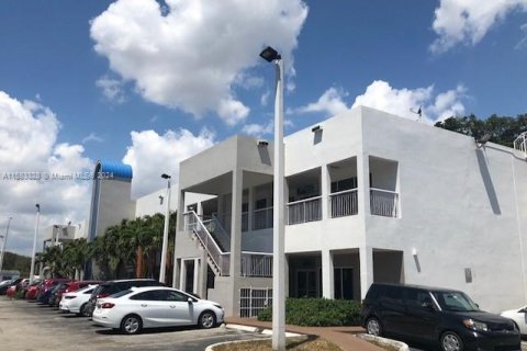 Propiedad comercial en alquiler en Miami Gardens, Florida № 1162938 - foto 1