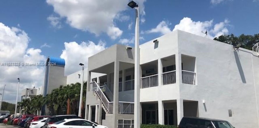 Propiedad comercial en Miami Gardens, Florida № 1162938