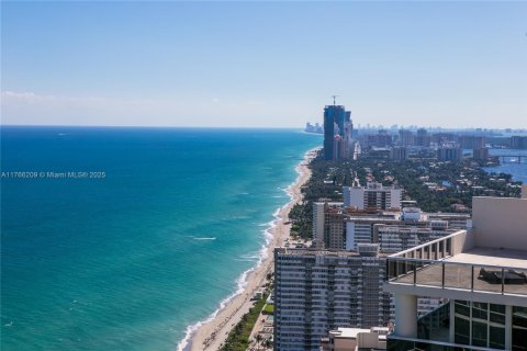 Снять в аренду кондоминиум в Халландейл-Бич, Флорида 1 спальня, 75.34м2, № 1579346 - фото 2