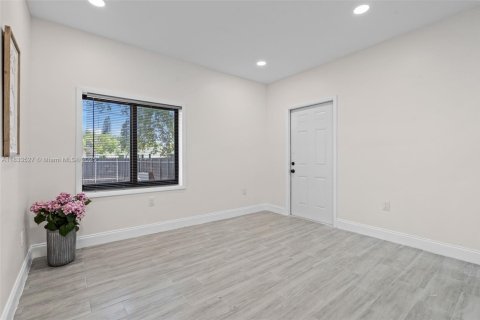 Immobilier commercial à vendre à Miami, Floride: 253.16 m2 № 1814495 - photo 17