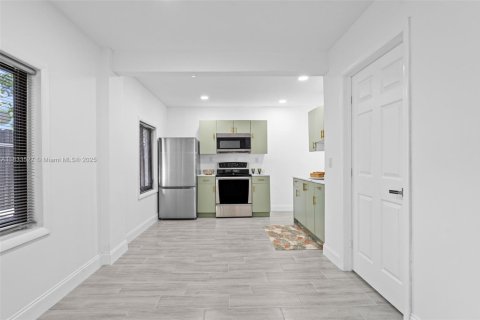 Immobilier commercial à vendre à Miami, Floride: 253.16 m2 № 1814495 - photo 15