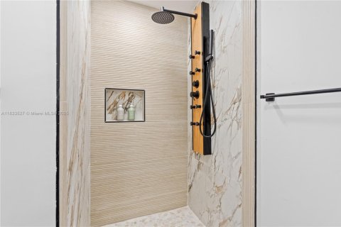 Immobilier commercial à vendre à Miami, Floride: 253.16 m2 № 1814495 - photo 5