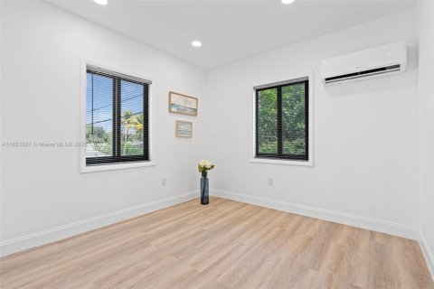 Immobilier commercial à vendre à Miami, Floride: 253.16 m2 № 1814495 - photo 12