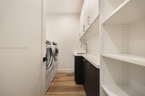 Adosado en venta en Miami, Florida, 4 dormitorios, 266.16 m2 № 2011581 - foto 28