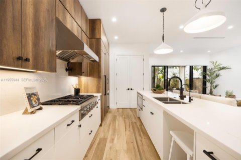 Adosado en venta en Miami, Florida, 4 dormitorios, 266.16 m2 № 2011581 - foto 13