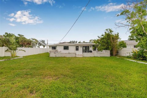 House in Saint Petersburg, Florida 3 bedrooms, 107.95 sq.m. № 1835729 - photo 10
