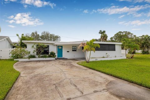 House in Saint Petersburg, Florida 3 bedrooms, 107.95 sq.m. № 1835729 - photo 1