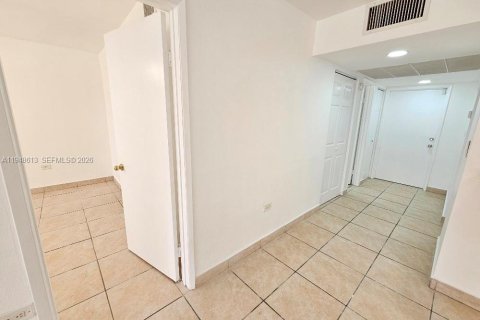 Condo in Miami, Florida, 1 bedroom  № 2068911 - photo 8