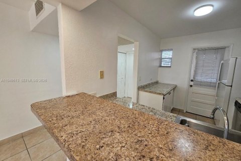 Condo in Miami, Florida, 1 bedroom  № 2068911 - photo 5