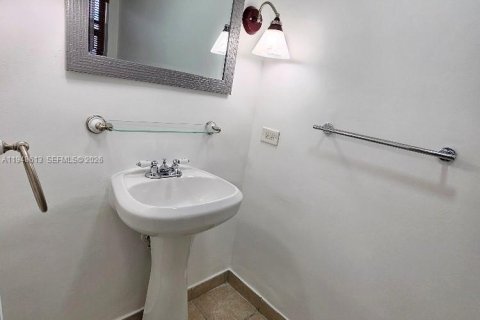 Condo in Miami, Florida, 1 bedroom  № 2068911 - photo 9