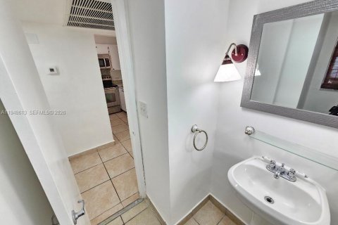 Condo in Miami, Florida, 1 bedroom  № 2068911 - photo 11