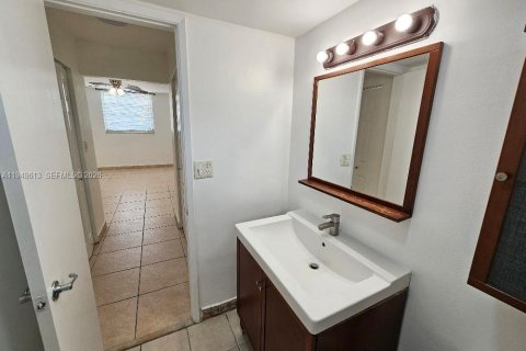 Condo in Miami, Florida, 1 bedroom  № 2068911 - photo 16