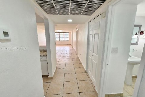 Condo in Miami, Florida, 1 bedroom  № 2068911 - photo 12