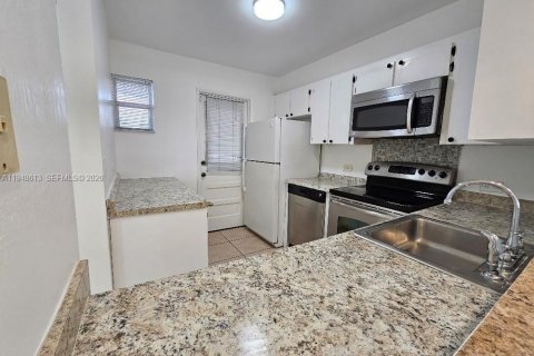 Condo in Miami, Florida, 1 bedroom  № 2068911 - photo 2
