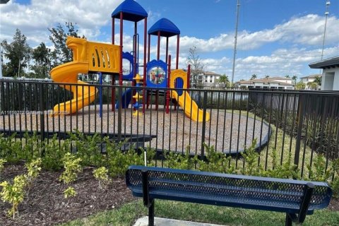 Touwnhouse à vendre à Miami, Floride: 3 chambres, 148.18 m2 № 1710509 - photo 16