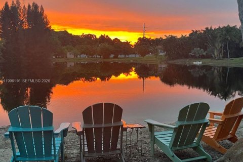 Villa ou maison à vendre à Southwest Ranches, Floride: 6 chambres, 338.44 m2 № 2064387 - photo 2