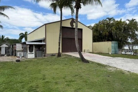 Villa ou maison à vendre à Southwest Ranches, Floride: 6 chambres, 338.44 m2 № 2064387 - photo 12