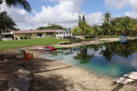 Villa ou maison à vendre à Southwest Ranches, Floride: 6 chambres, 338.44 m2 № 2064387 - photo 6