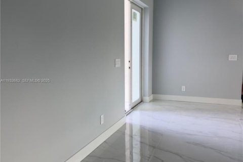 Купить виллу или дом в Лихай-Эйкерс, Флорида 3 спальни, № 1991579 - фото 17