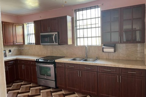 House in Miami, Florida 3 bedrooms, 131.27 sq.m. № 1664233 - photo 13