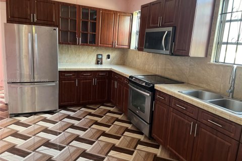 House in Miami, Florida 3 bedrooms, 131.27 sq.m. № 1664233 - photo 14