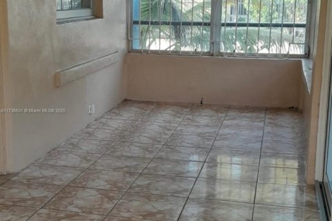 House in Miami, Florida 3 bedrooms, 131.27 sq.m. № 1664233 - photo 6