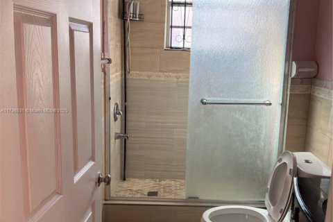 House in Miami, Florida 3 bedrooms, 131.27 sq.m. № 1664233 - photo 11