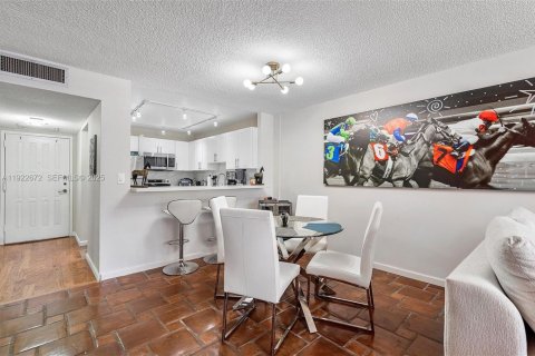 Снять в аренду кондоминиум в Халландейл-Бич, Флорида 1 спальня, 85.01м2, № 1976501 - фото 9