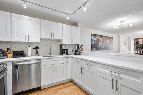 Снять в аренду кондоминиум в Халландейл-Бич, Флорида 1 спальня, 85.01м2, № 1976501 - фото 1