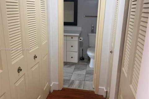 Condominio en alquiler en Miami, Florida, 1 dormitorio, 65.96 m2 № 2011797 - foto 11