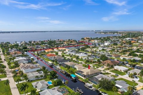 Villa ou maison à vendre à Cape Coral, Floride: 4 chambres, 267.84 m2 № 2434461 - photo 2