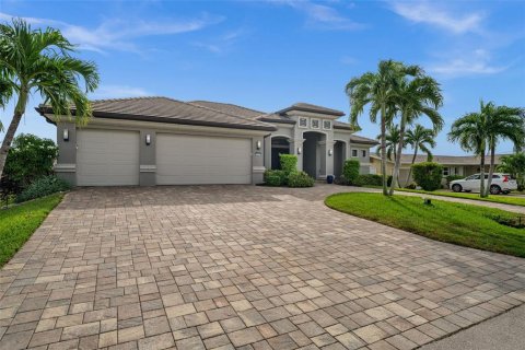 Villa ou maison à vendre à Cape Coral, Floride: 4 chambres, 267.84 m2 № 2434461 - photo 4