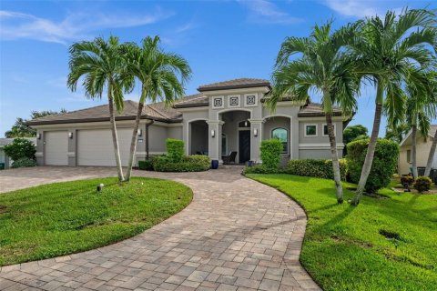Villa ou maison à Cape Coral, Floride 4 chambres, 267.84 m2 № 2434461