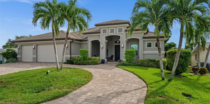 Villa ou maison à Cape Coral, Floride 4 chambres, 267.84 m2 № 2434461