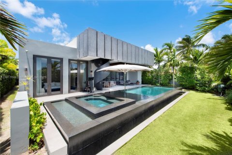 Casa en venta en Miami Beach, Florida, 3 dormitorios, 271.46 m2 № 1972302 - foto 13